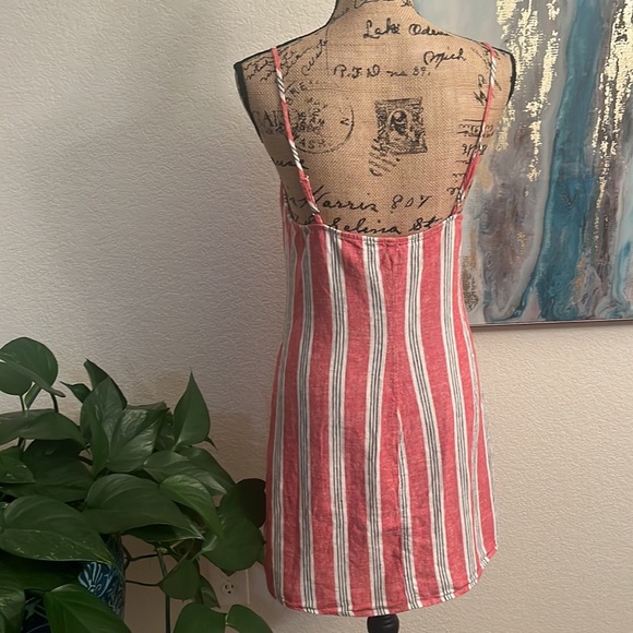 Forever 21 Dress
Size M
Striped button down 
Excellent condition 
#267A - Picture 5 of 6